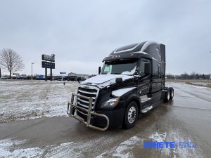 2019 FREIGHTLINER Cascadia heavymedium-duty-trucks-used-2019-freightliner-cascadia-1772146-driver-side-front-angle-Image