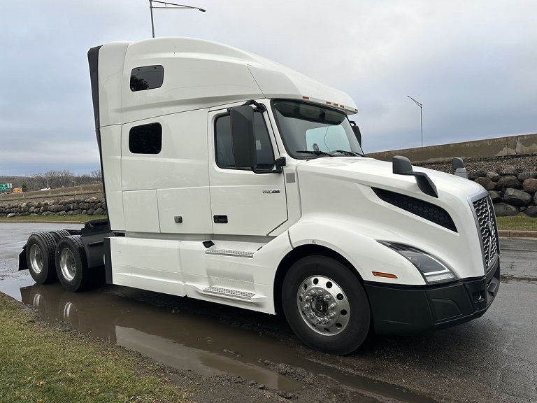 heavymedium-duty-trucks-used-2019-volvo-vnl64t760-1049220-passenger-side-front-angle-photo-Image