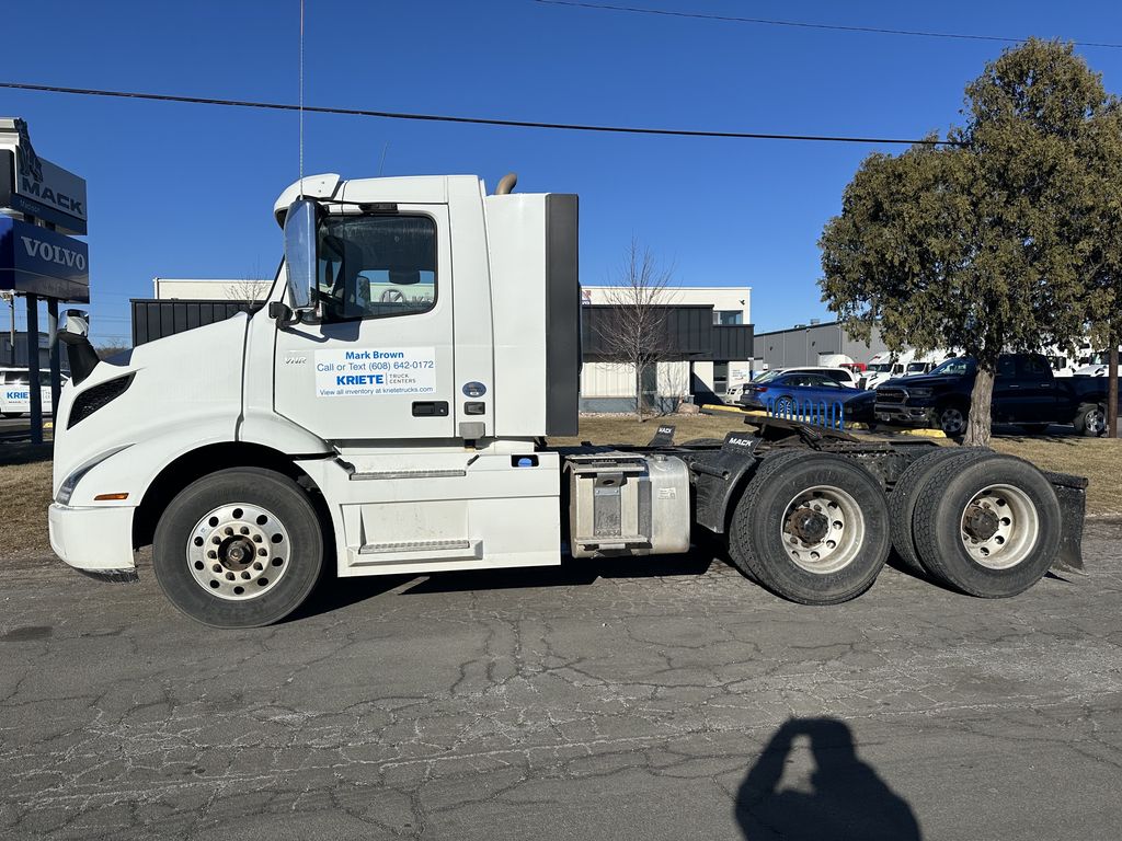 2019 VOLVO VNR64T300 V220190U - image 2 of 6