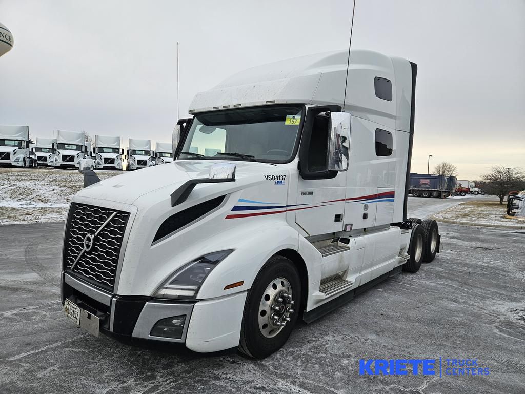 2020 VOLVO VNL64T-760 V254137U - image 1 of 6