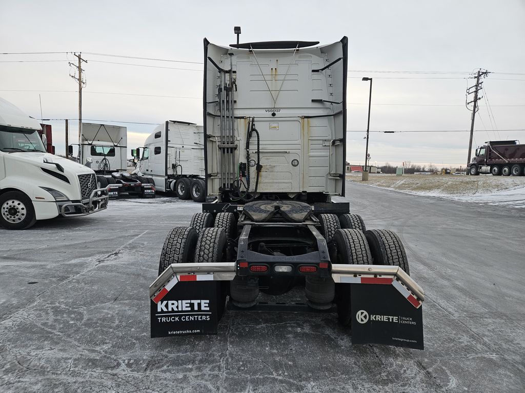 2020 VOLVO VNL64T-760 V254137U - image 4 of 6