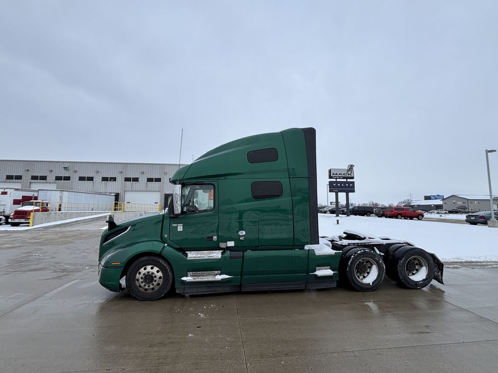 2022 VOLVO VNL64T760 V295262U - image 2 of 6