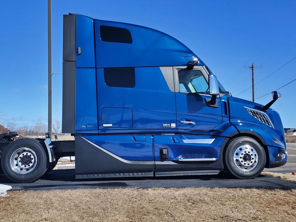 2025 VOLVO VNL64T860 696011 - image 3 of 4