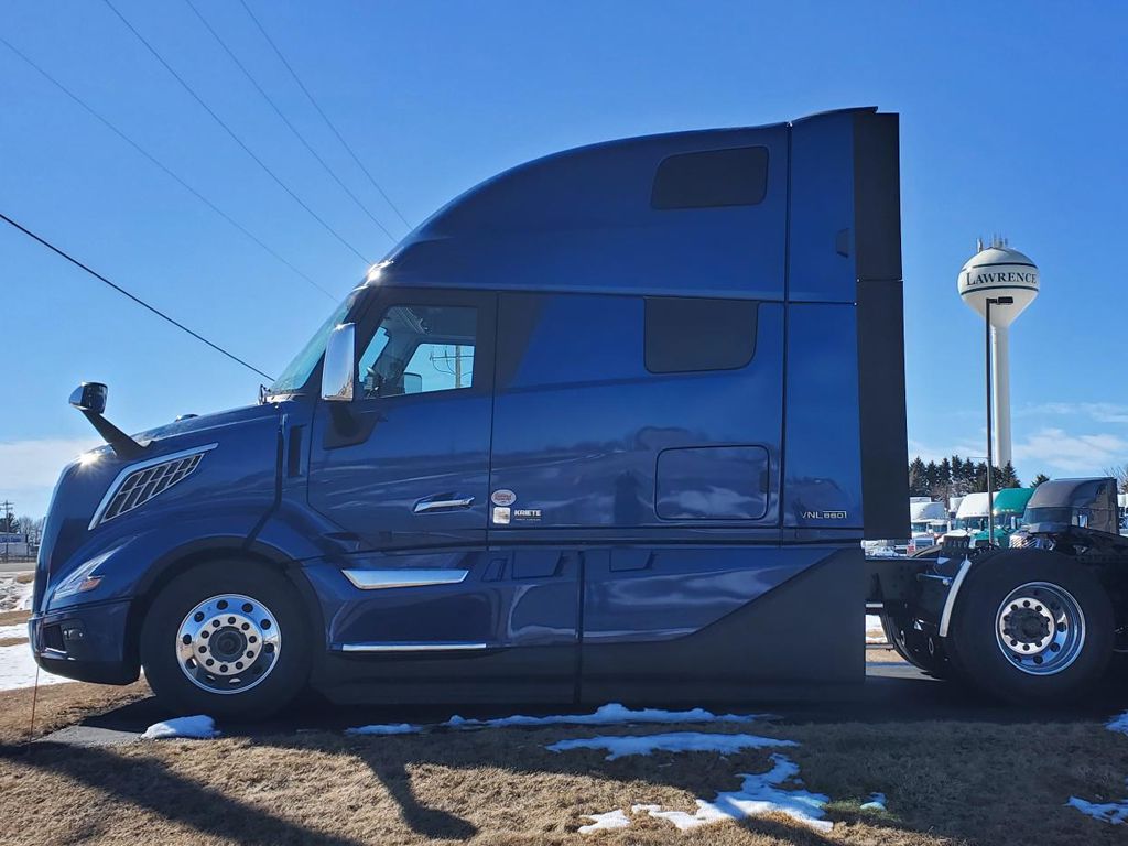 2025 VOLVO VNL64T860 696011 - image 2 of 4