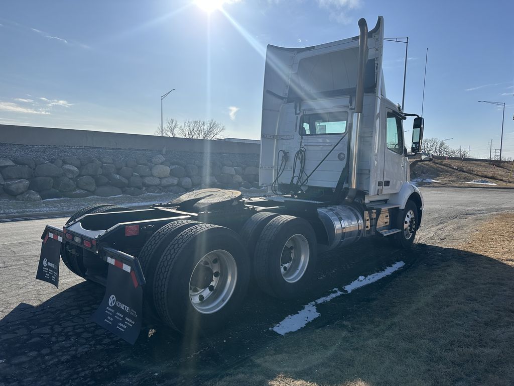 2018 VOLVO VNR64T-300 V900105U - image 5 of 6