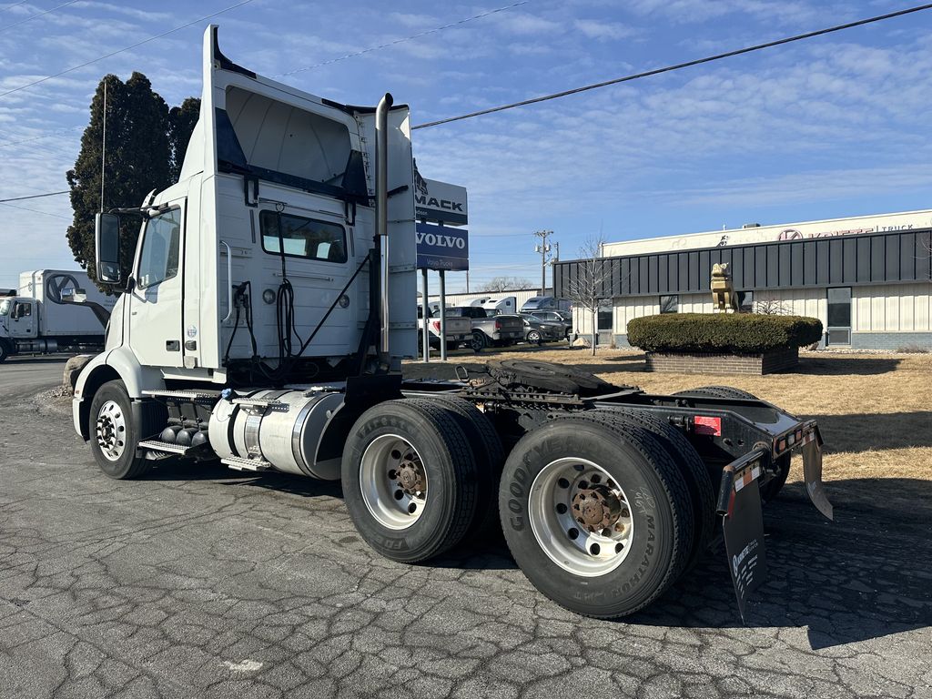 2021 VOLVO VNR64T V288819U - image 3 of 6