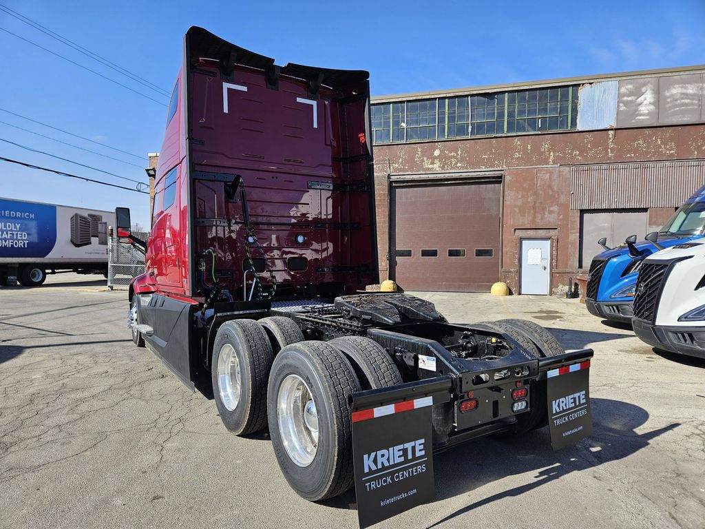 2025 VOLVO VNL64T860 696033 - image 3 of 6