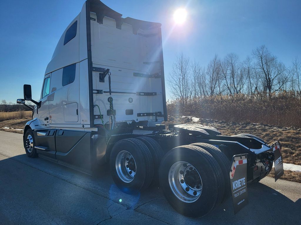 2025 VOLVO VNL64T860 696049 - image 3 of 6