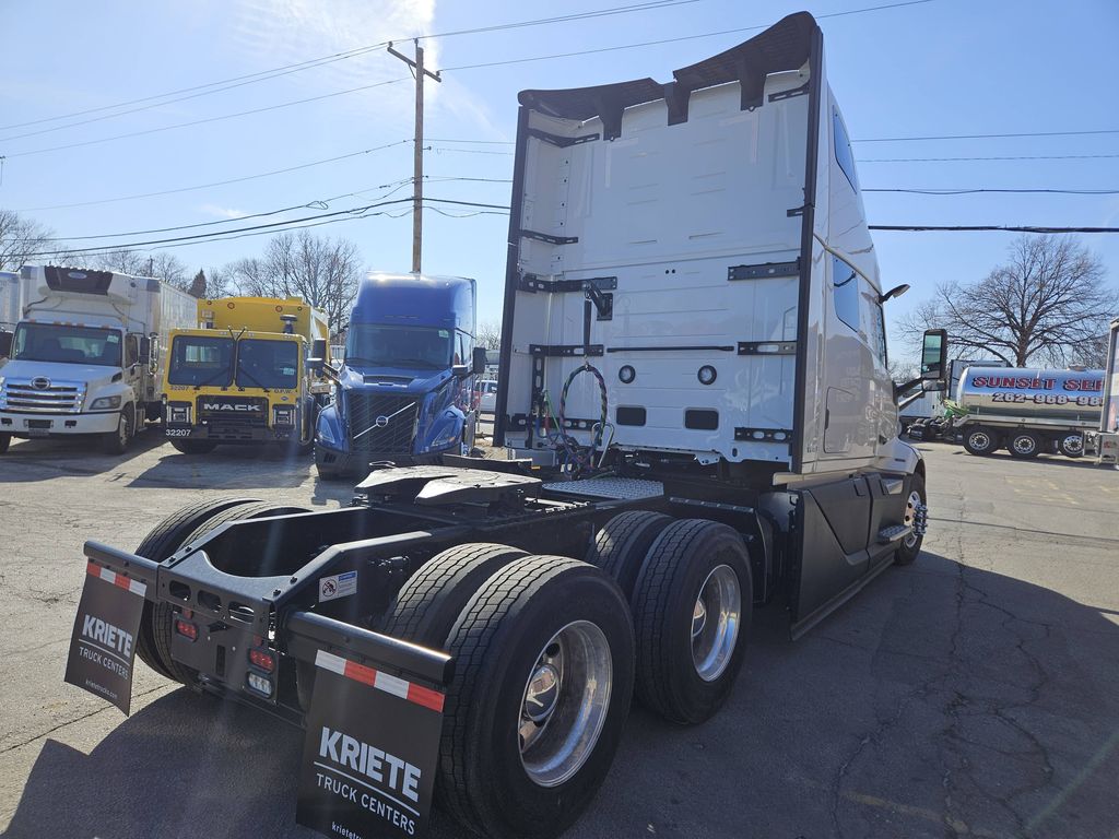 2025 VOLVO VNL64T860 695999 - image 5 of 6