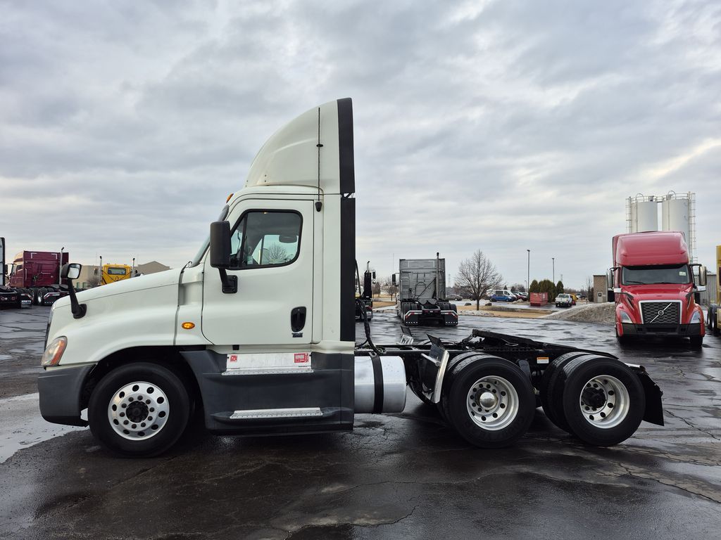 2016 FREIGHTLINER CASCADIA 125 FR3664U - image 2 of 6