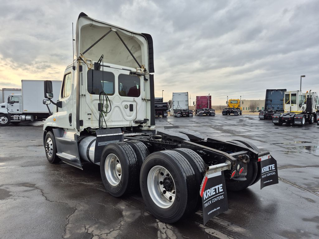 2016 FREIGHTLINER CASCADIA 125 FR3664U - image 3 of 6