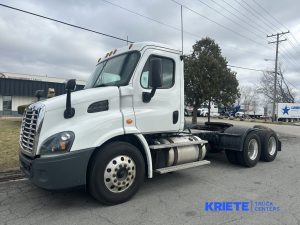 2017 FREIGHTLINER CASCADIA 113 heavymedium-duty-trucks-used-2017-freightliner-cascadia-113-1620365-driver-side-front-angle-Image