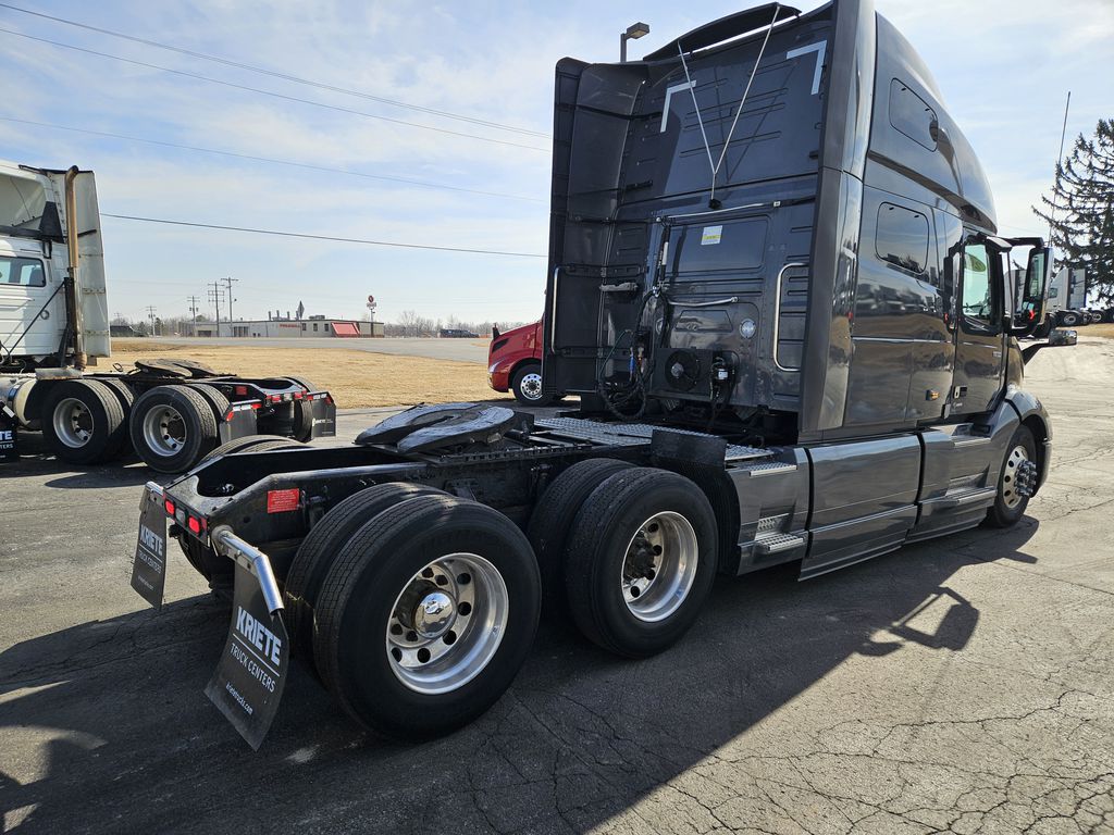 2020 VOLVO VNL64T760 V228682U - image 5 of 6