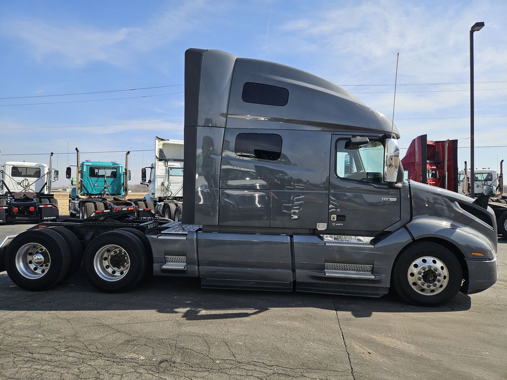 2020 VOLVO VNL64T760 V228682U - image 6 of 6