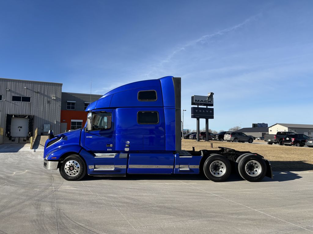 2020 VOLVO VNL64T860 V216114U - image 2 of 6