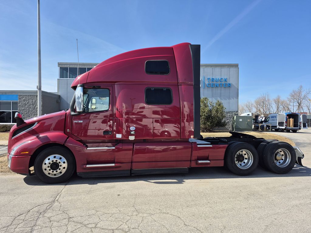 2022 VOLVO VNL64T860 V283299U - image 2 of 6