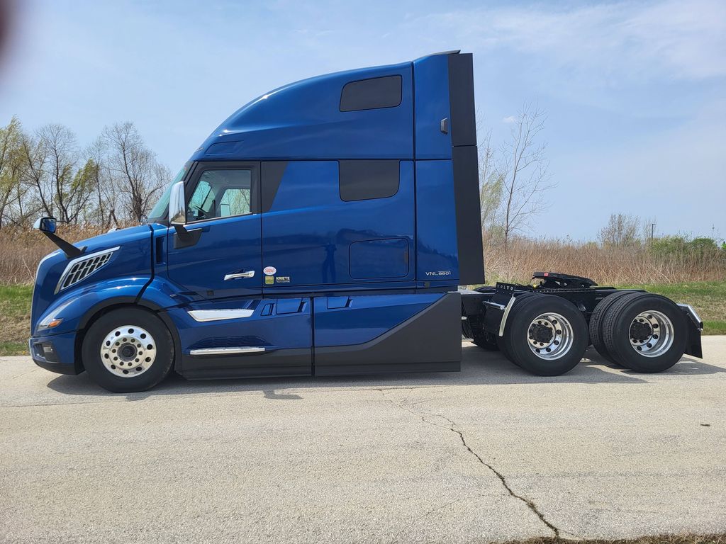 2025 VOLVO VNL64T860 696011 - image 2 of 6