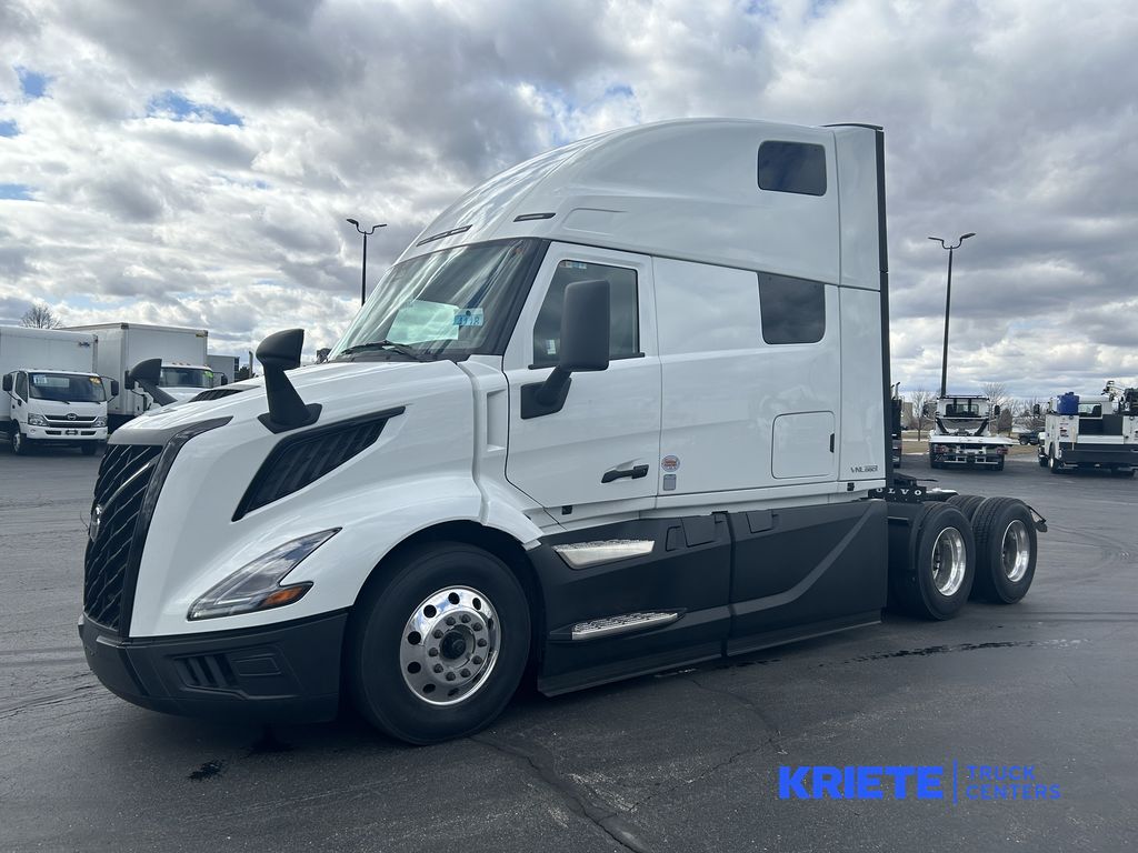 2025 VOLVO VNL64T860 696053 - image 1 of 6