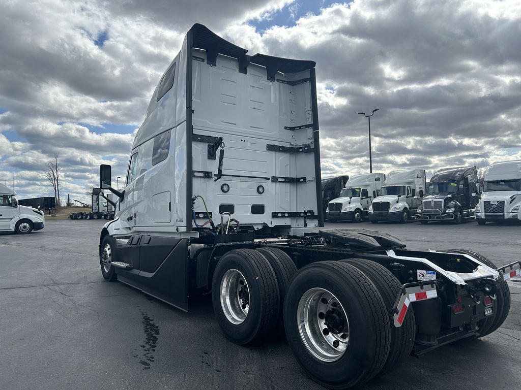 2025 VOLVO VNL64T860 696053 - image 3 of 6