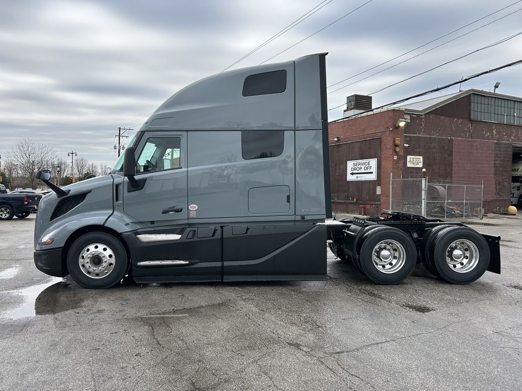 2025 VOLVO VNL64T860 696019 - image 2 of 6