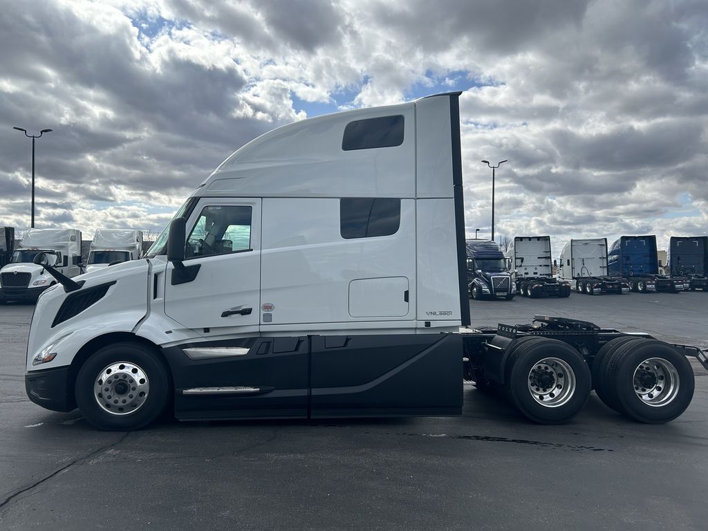 2025 VOLVO VNL64T860 696053 - image 2 of 6