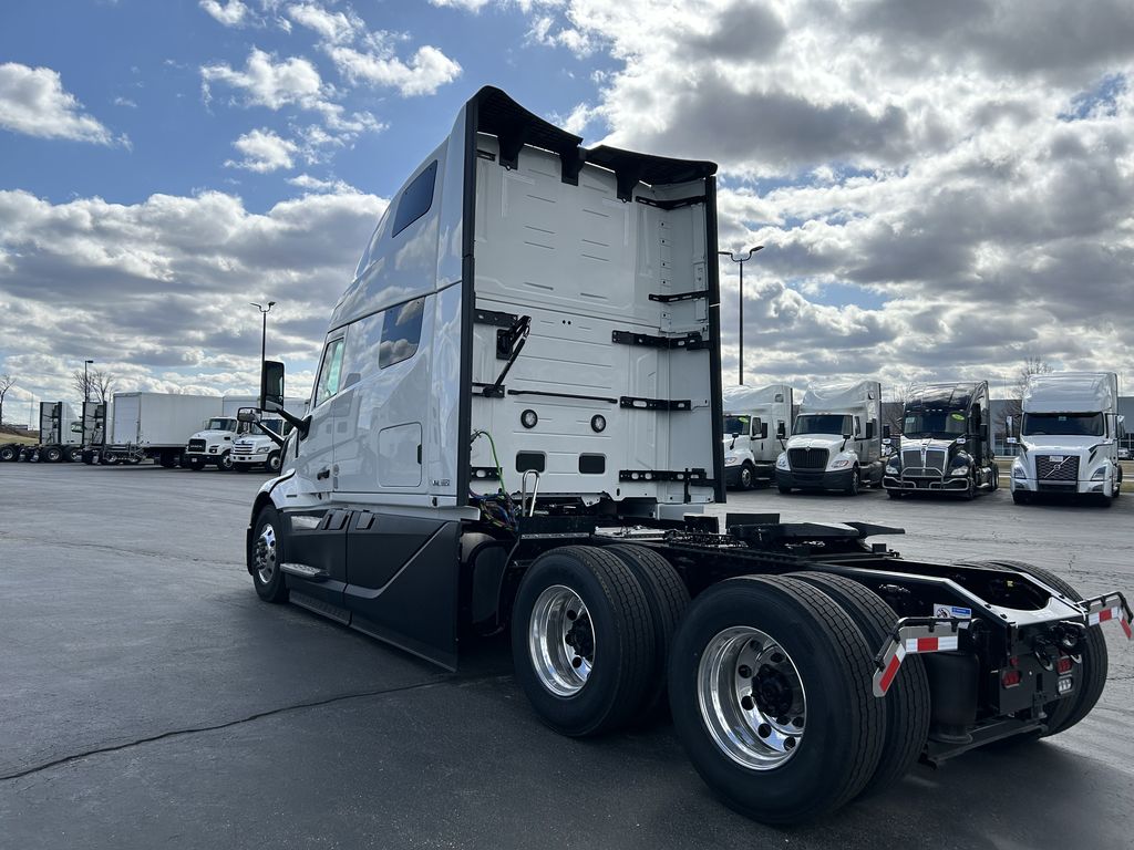2025 VOLVO VNL64T860 696056 - image 3 of 6
