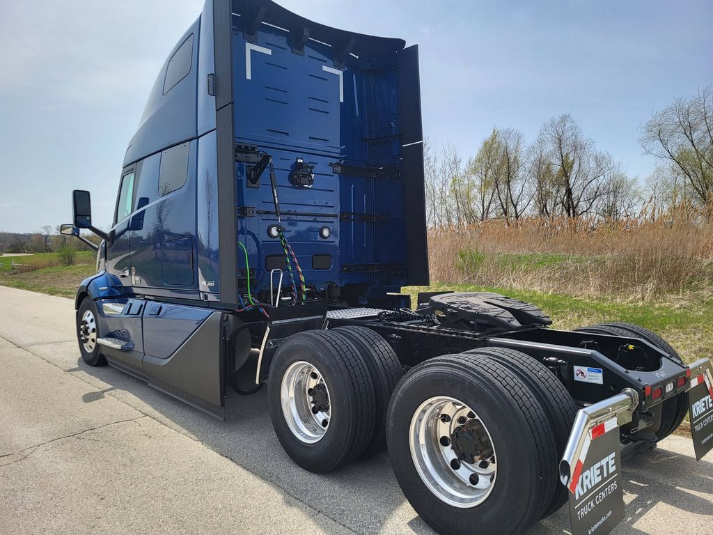 2025 VOLVO VNL64T860 696011 - image 3 of 6