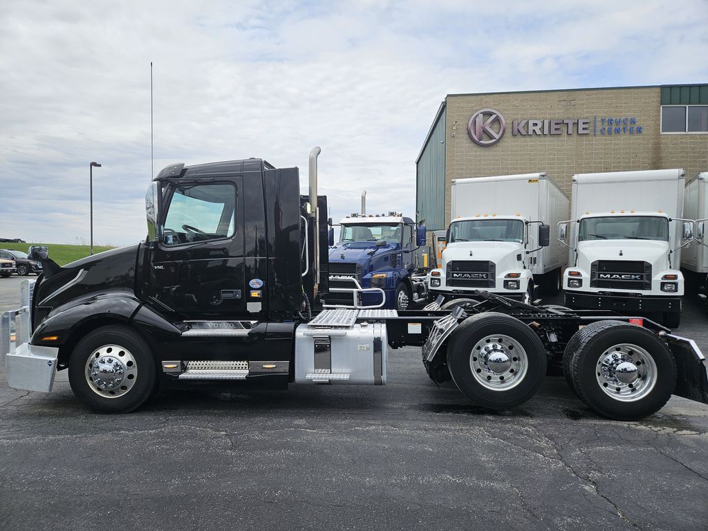 2021 VOLVO VNL62T300 V287599U - image 2 of 6