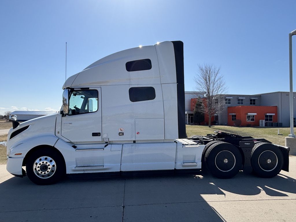 2022 VOLVO VNL64T760 V303839U - image 2 of 6