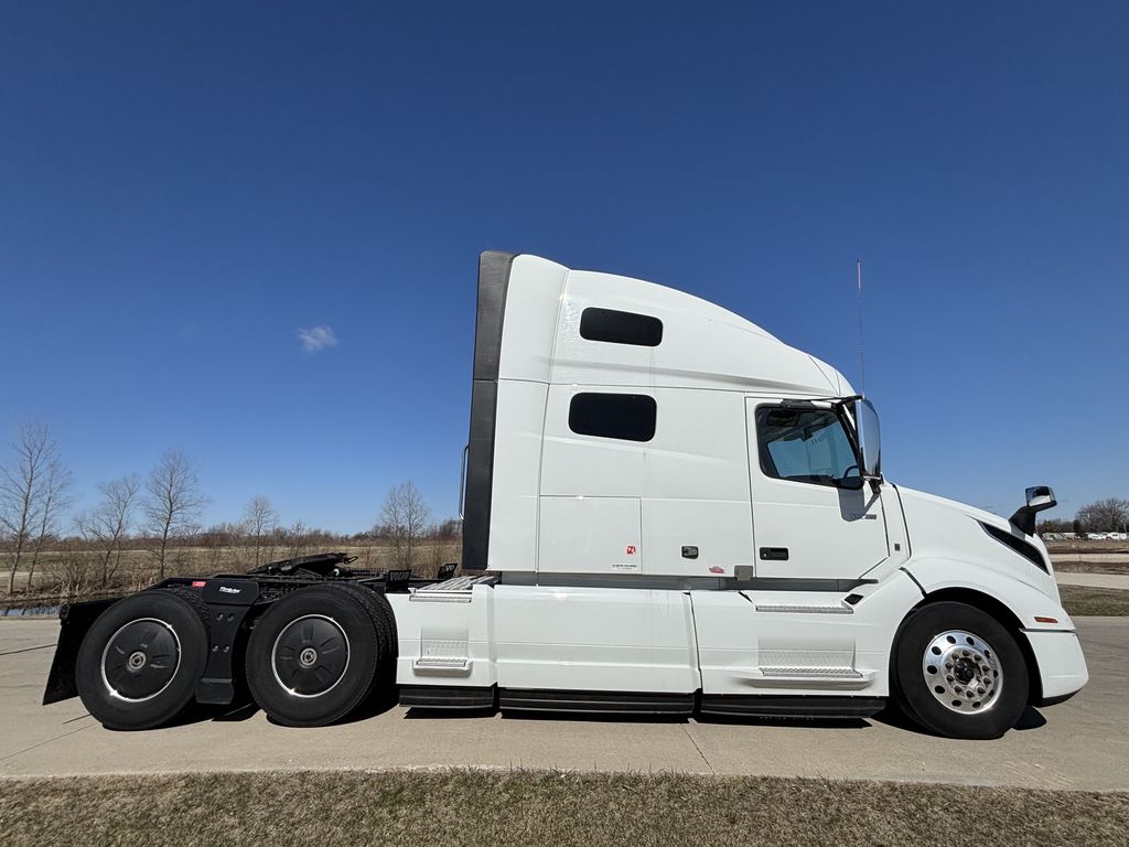 2022 VOLVO VNL64T760 V303839U - image 6 of 6