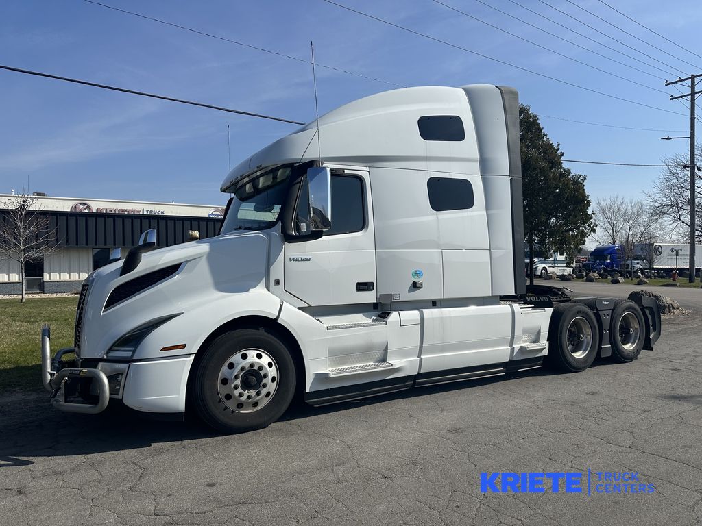 2022 VOLVO VNL64T760 V303830U - image 1 of 6