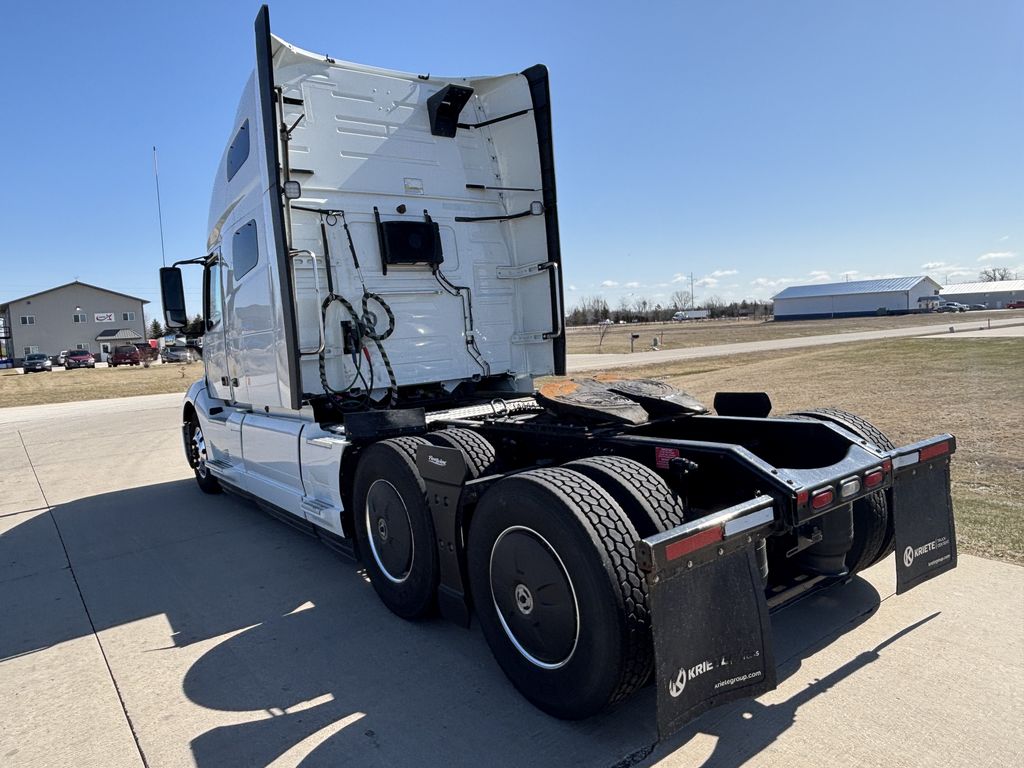 2022 VOLVO VNL64T760 V303839U - image 3 of 6