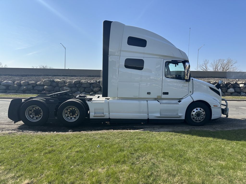 2022 VOLVO VNL64T760 V303830U - image 6 of 6