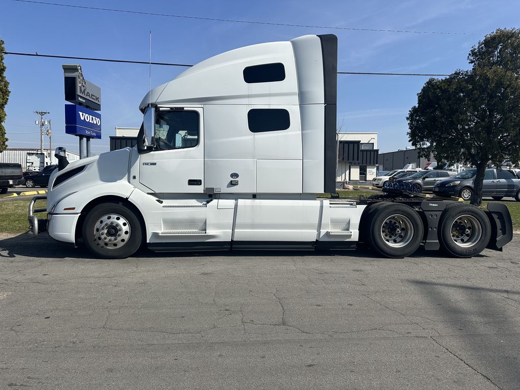 2022 VOLVO VNL64T760 V303830U - image 2 of 6