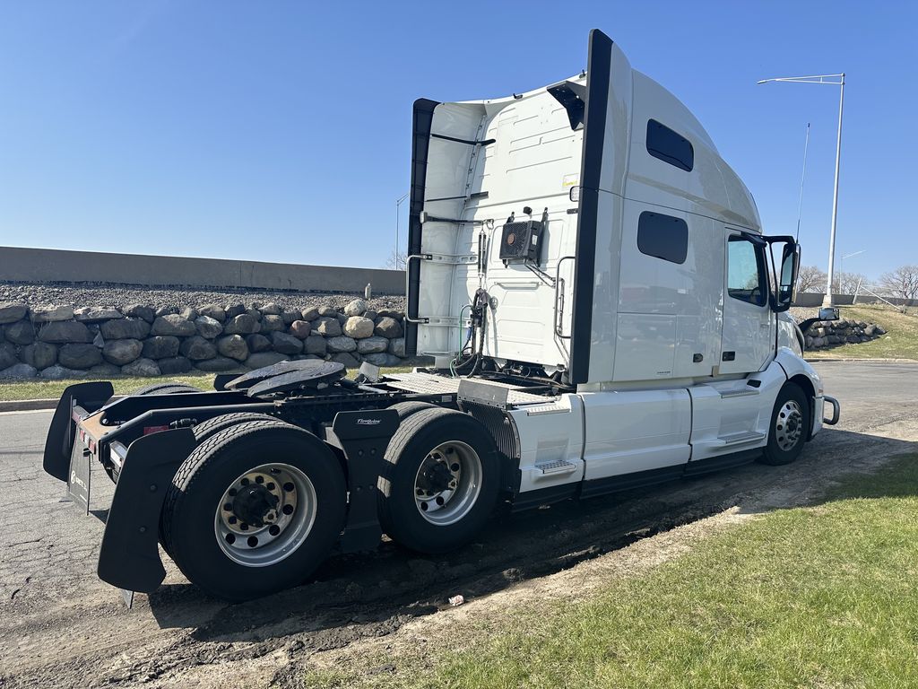 2022 VOLVO VNL64T760 V303830U - image 5 of 6