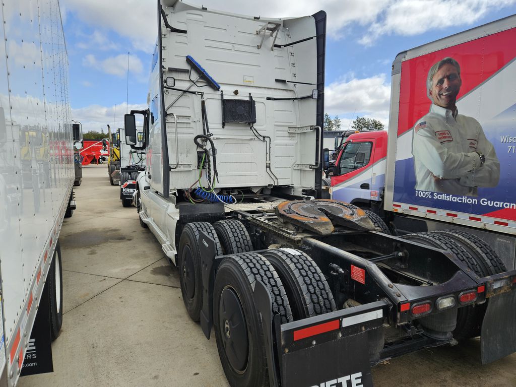 2022 VOLVO VNL64T760 V303840U - image 2 of 2