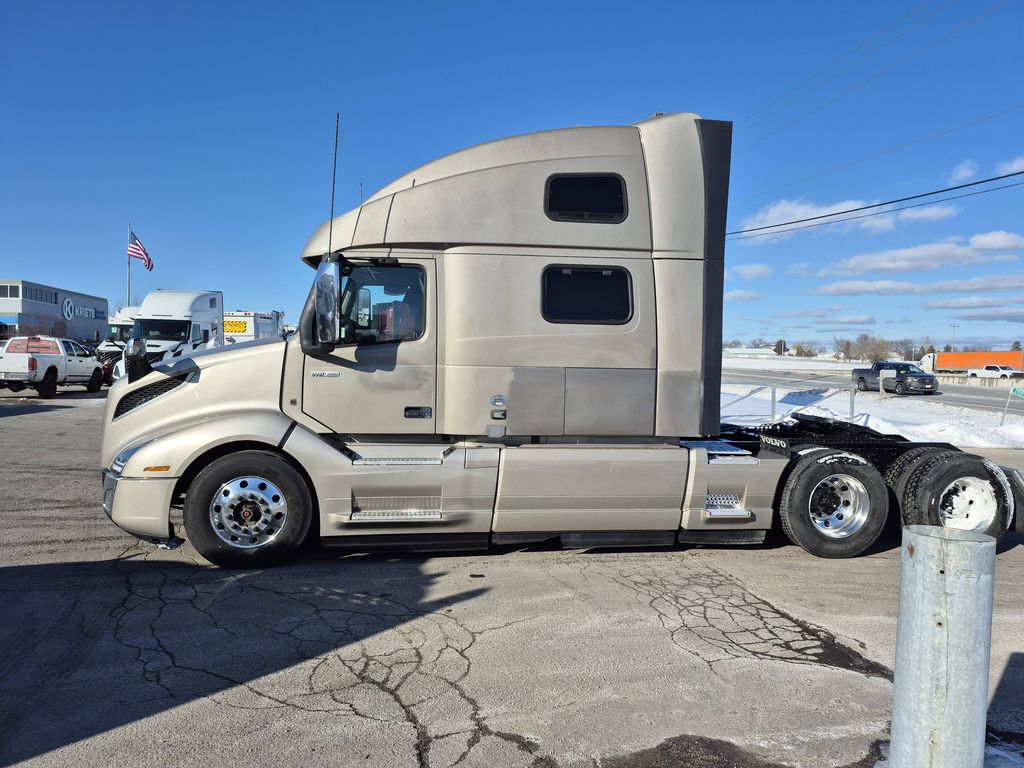2022 VOLVO VNL64T860 V295217U - image 2 of 6