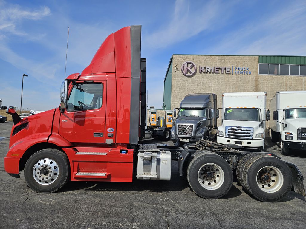2022 VOLVO VNR64T300 V286771U - image 2 of 6