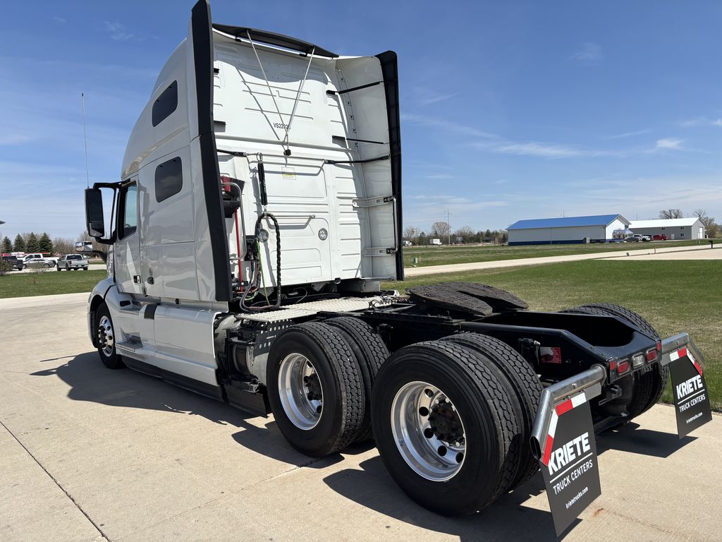 2022 VOLVO VNL64T760 V302825U - image 3 of 6