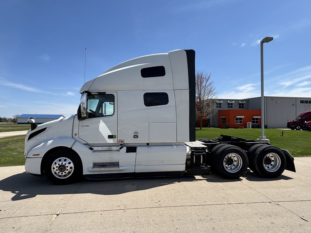 2022 VOLVO VNL64T760 V302825U - image 2 of 6