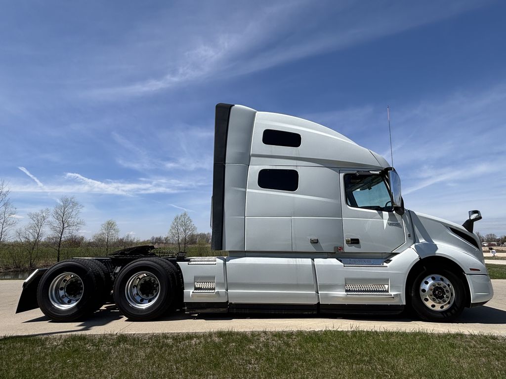 2022 VOLVO VNL64T760 V302825U - image 6 of 6