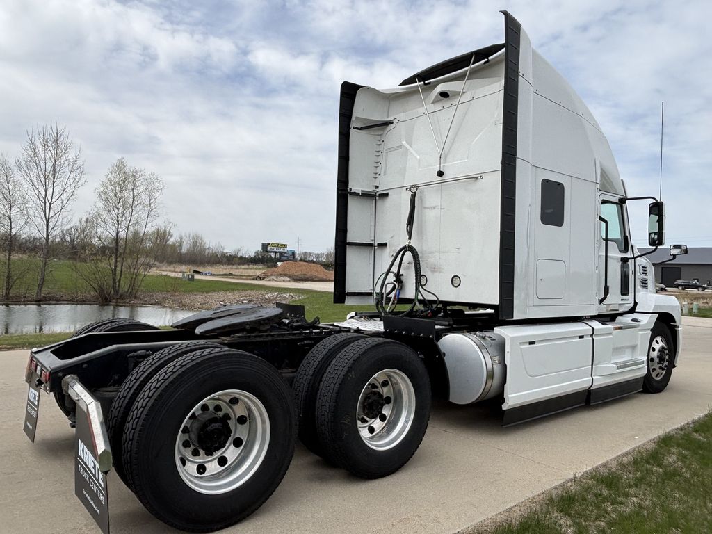 2022 VOLVO VNL64T760 V302825U - image 5 of 6